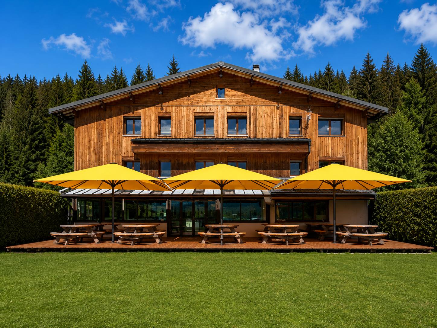 Terrasse de chalet équipée de grands parasols FABMAT jaunes