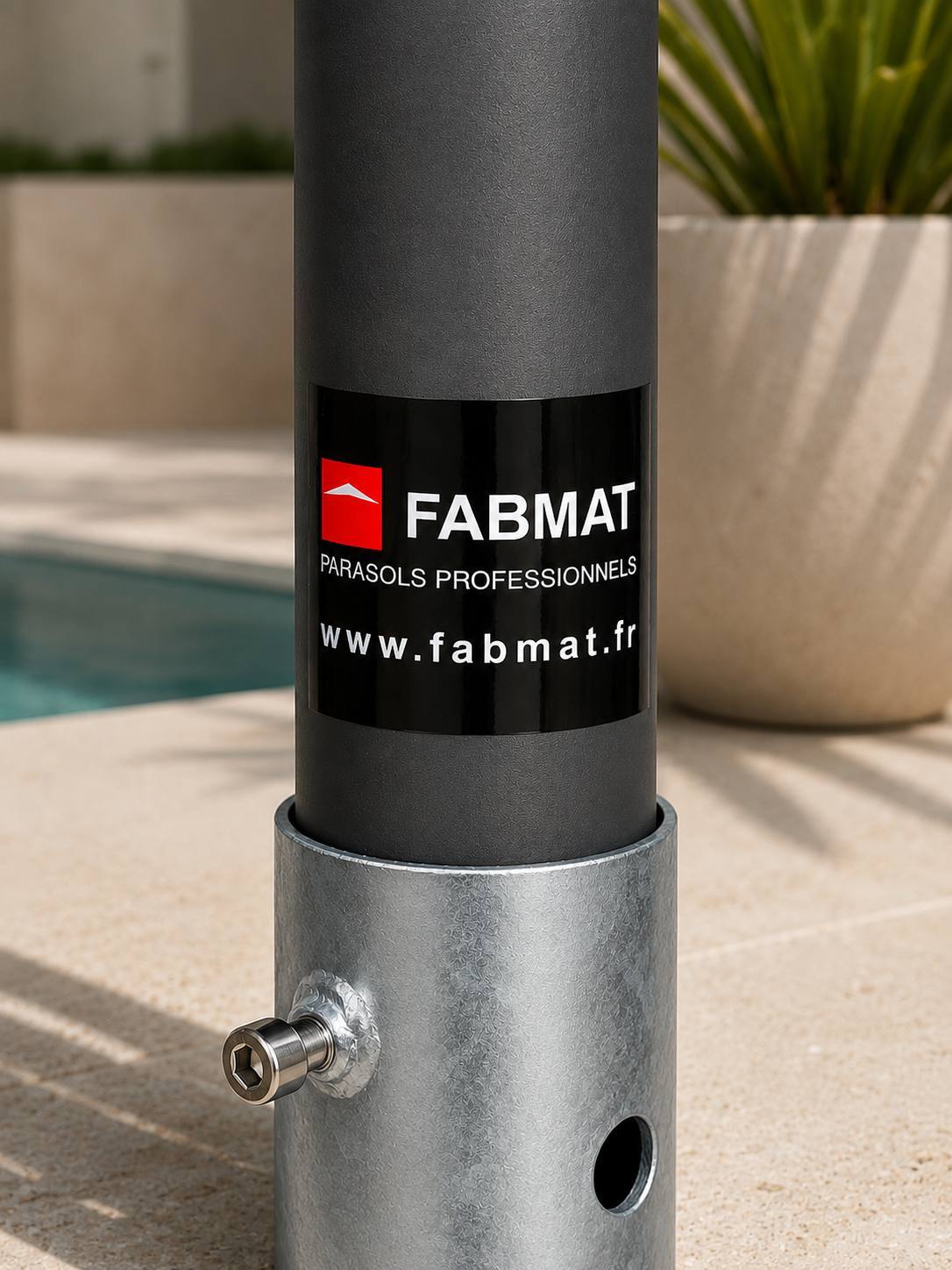 Détail du mât d'un parasol FABMAT, finition épurée