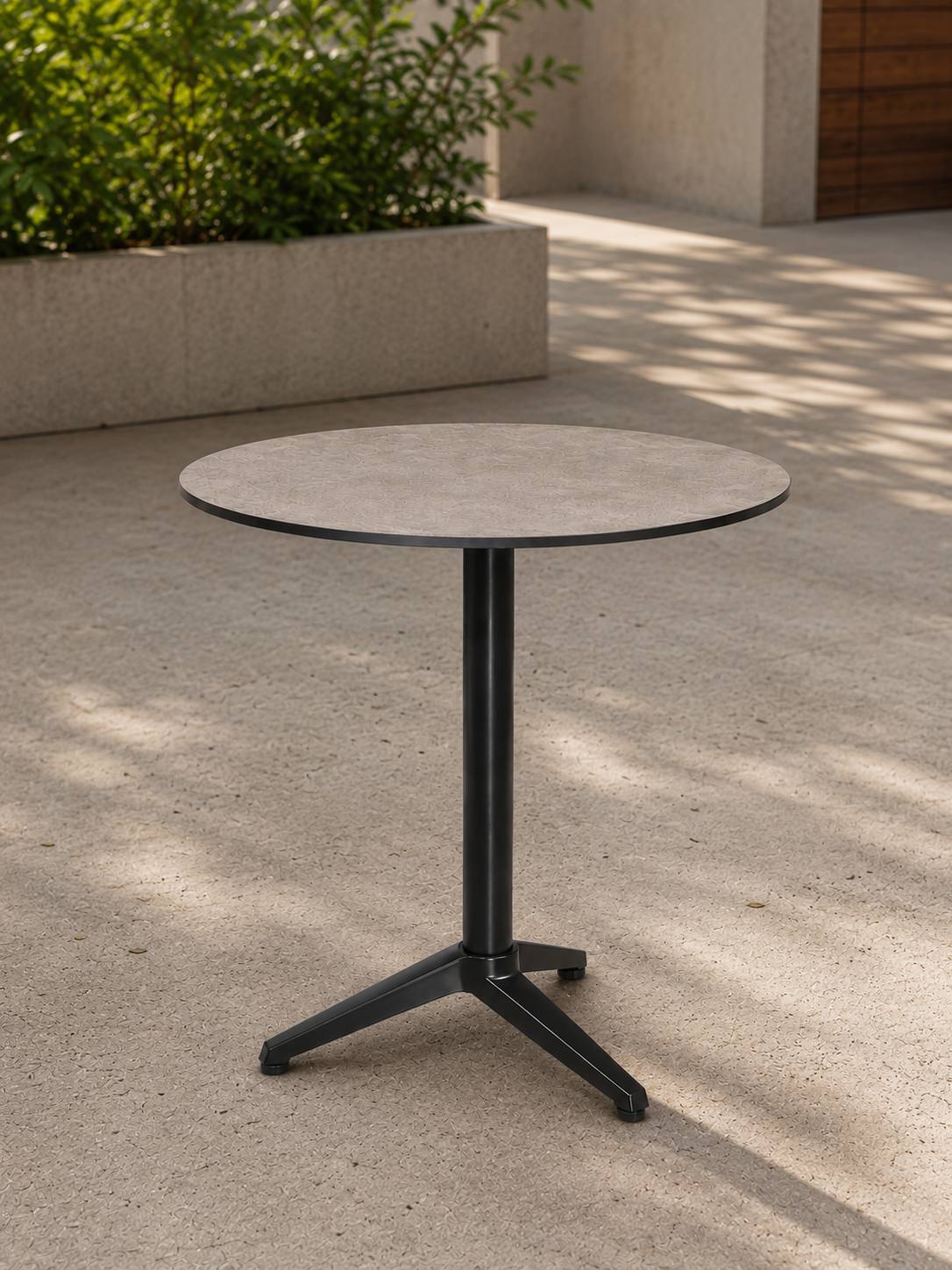 Table FABMAT sur pied pliant en aluminium, plateau et pied visibles en entier