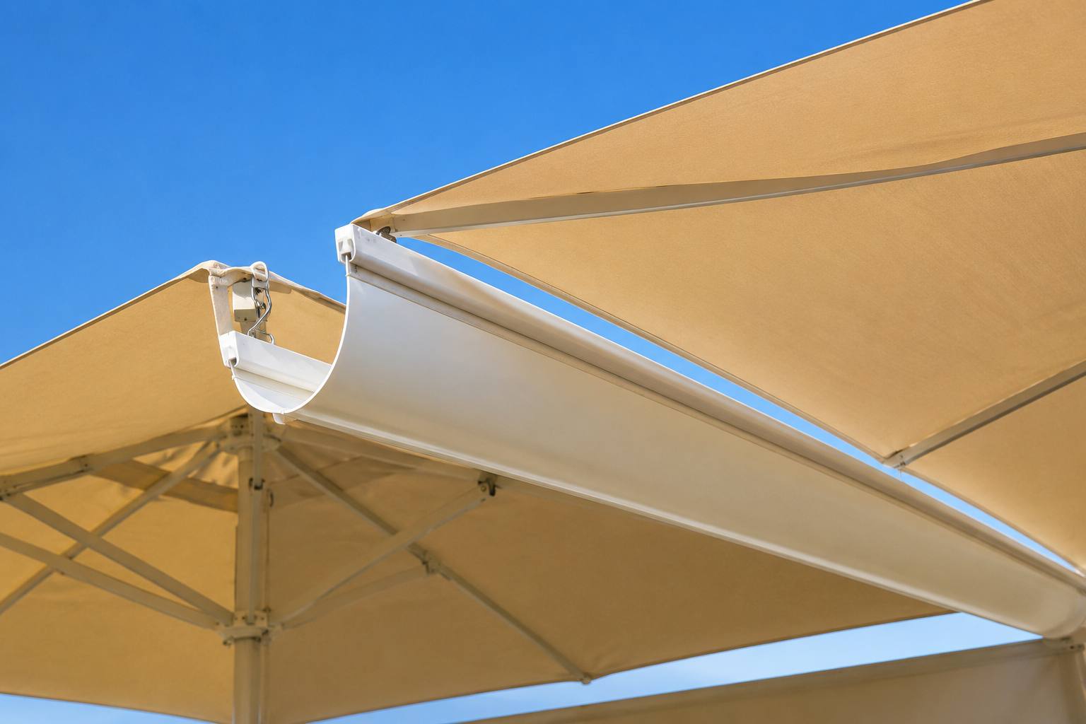 Gouttière intégrée au bord d'un parasol FABMAT