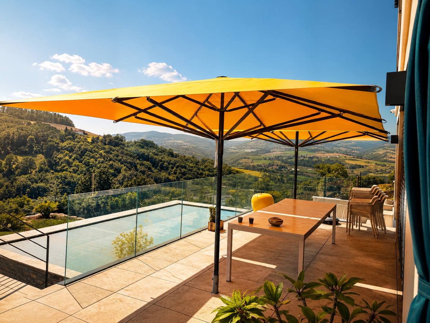 Parasol jaune au-dessus d'une terrasse piscine