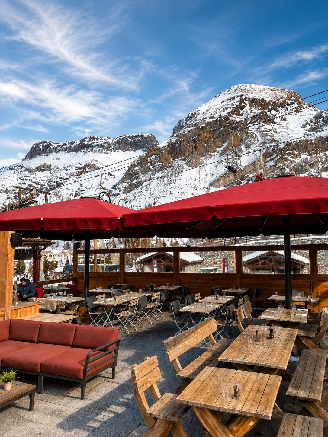 Terrasse avec parasols et banquettes rouges
