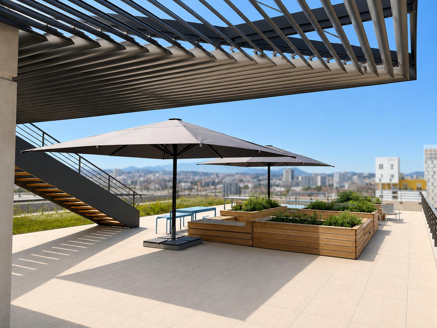 Parasols sur un rooftop urbain