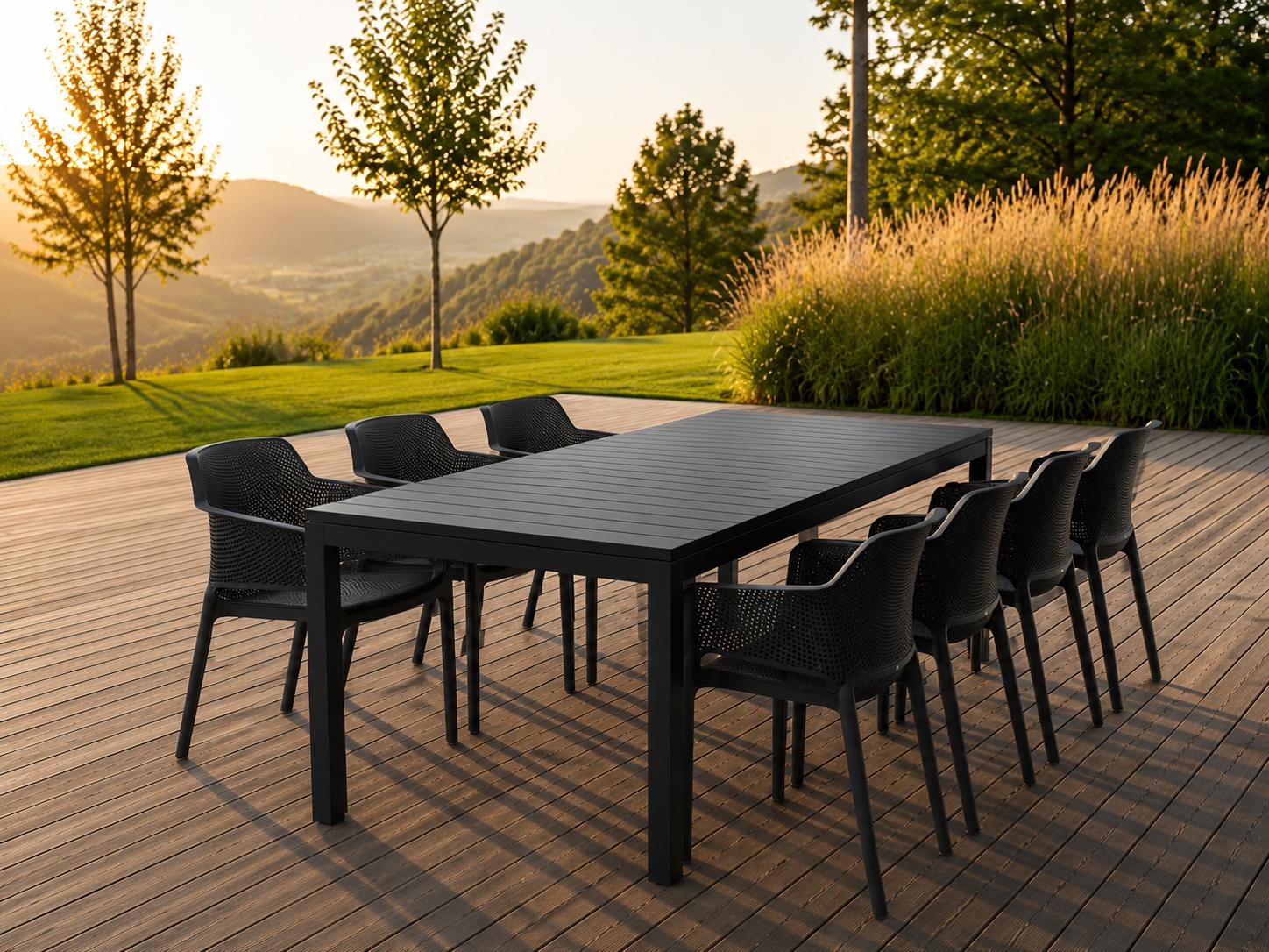 Table et chaises noires au coucher du soleil