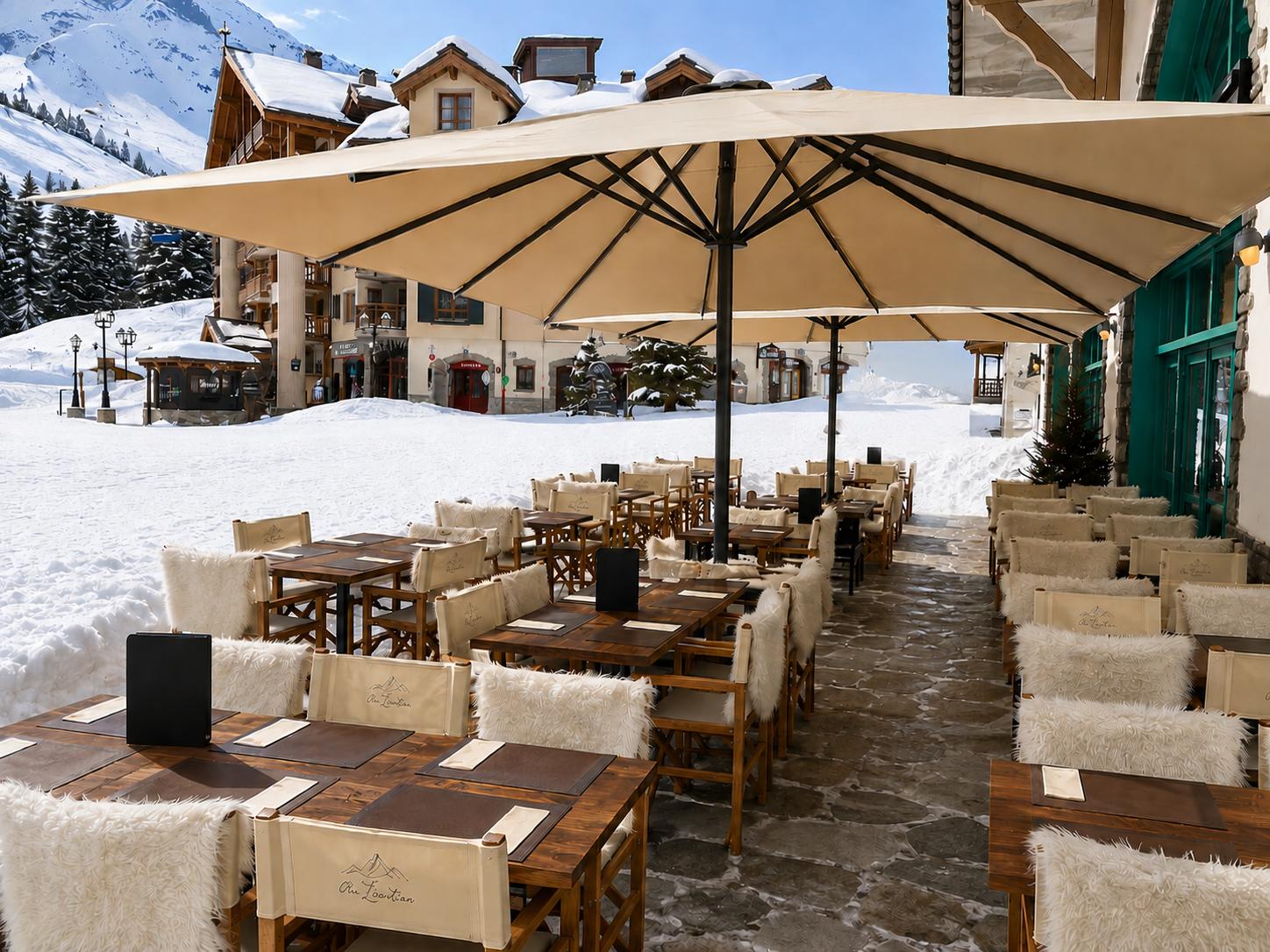 Terrasse enneigee avec chaises habillees de fourrure